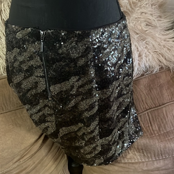 Guess jet black multicolored sequins skirt size 8 - Picture 3 of 6